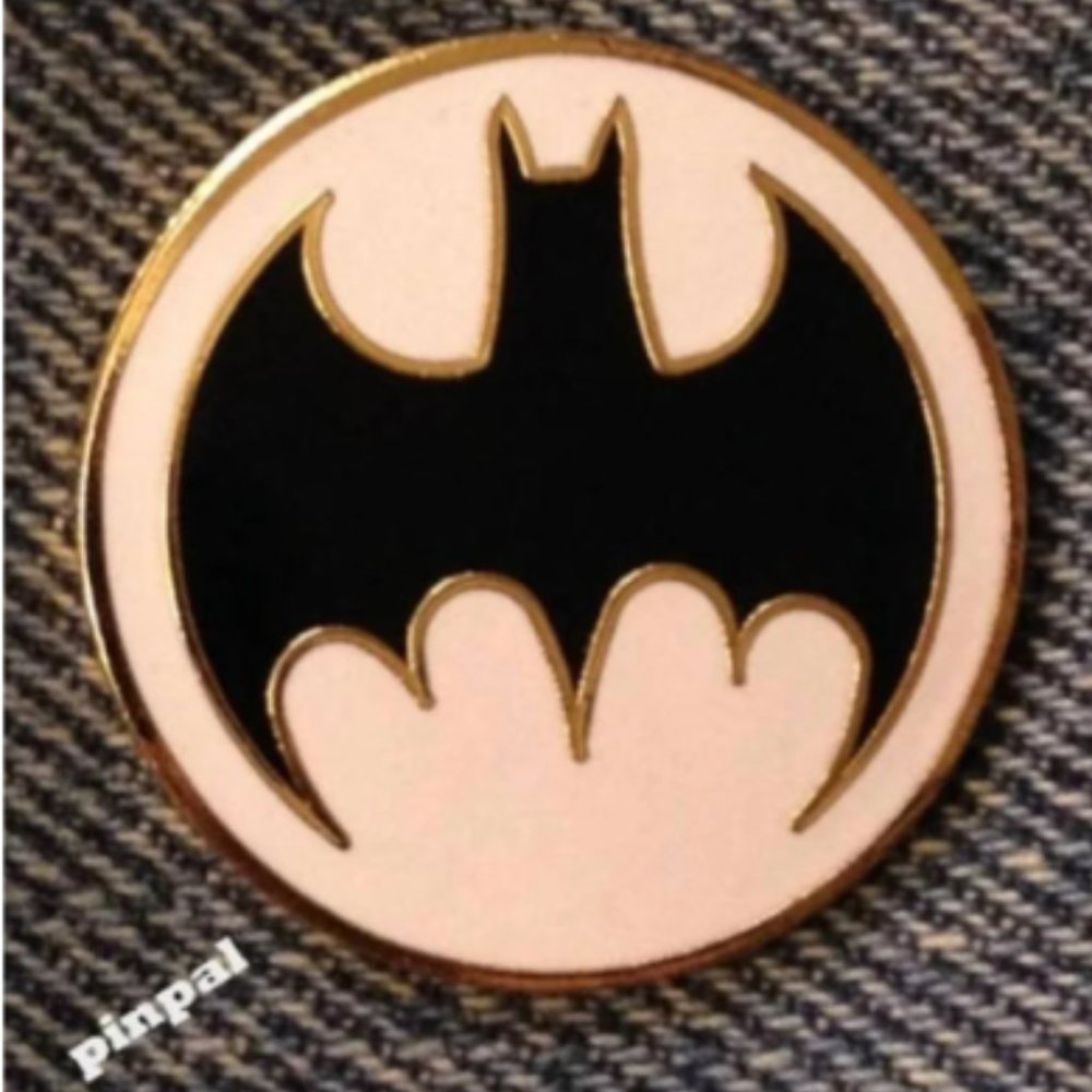 DC Comics Batman Pin ~ Gotham Police Spotlight Logo ~ Vintage 1988 Cloisonne